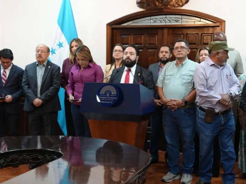 El expresidente del Congreso, Luis Redondo, es acusado de cuatro delitos por actuaciones al frente de la Comisión Permanente.