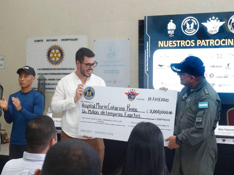 El doctor Gabriel Paredes, director del hospital Mario Rivas, recibe la donación por parte de la Fuerza Aérea Hondureña.