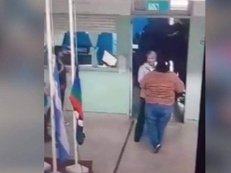 Madre y su hija irrumpieron en las instalaciones y agredieron brutalmente a tres directivas del establecimiento, dejándolas con serias lesiones y causando la suspensión inmediata de las clases.