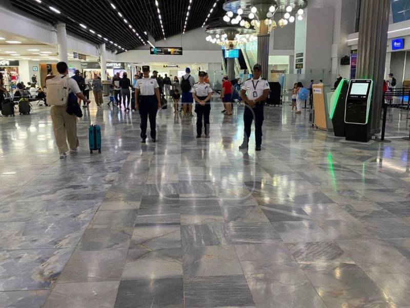 La presencia policial busca contribuir a la seguridad de los pasajeros y mantener labores de prevención en uno de los puntos de ingreso y salida.