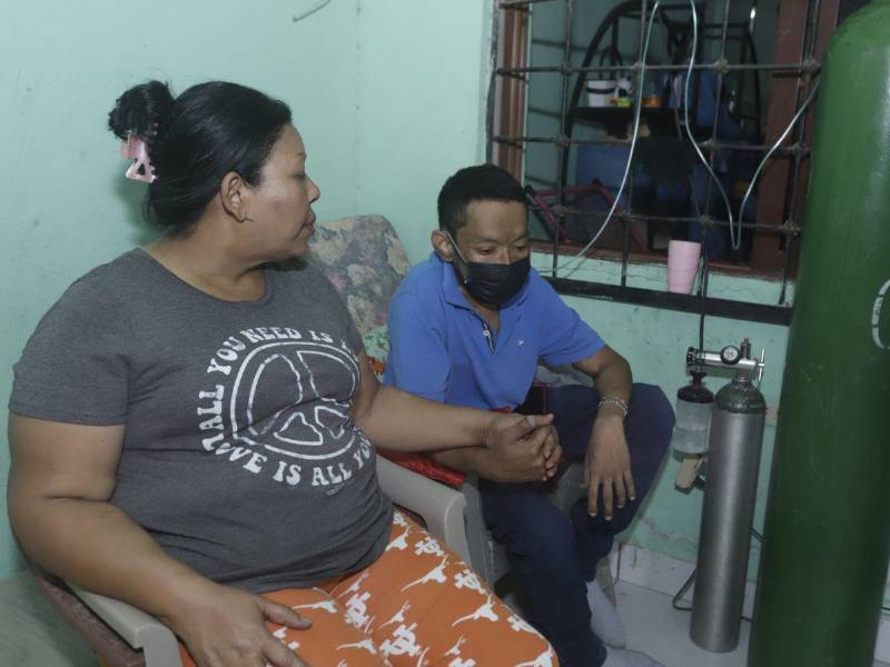 Denis Cruz y su madre Suyapa, comparten su historia con Diario LA PRENSA.