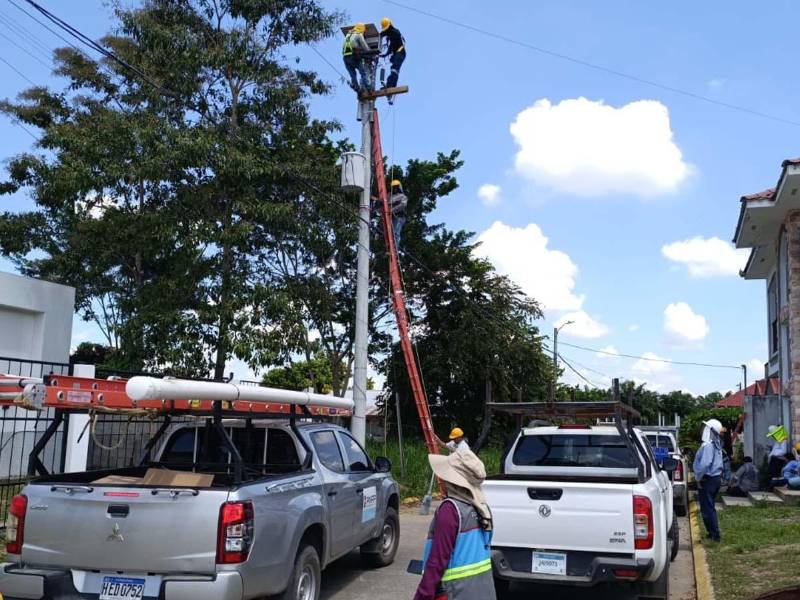 Cuadrillas del Programa Nacional para la Reducción de Pérdidas (PNRP) ralizan trabajos en campo de un proyecto AMI Centralizado.