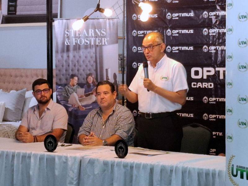 Javier Mejía, rector de UTH, compartiendo unas palabras durante el evento.