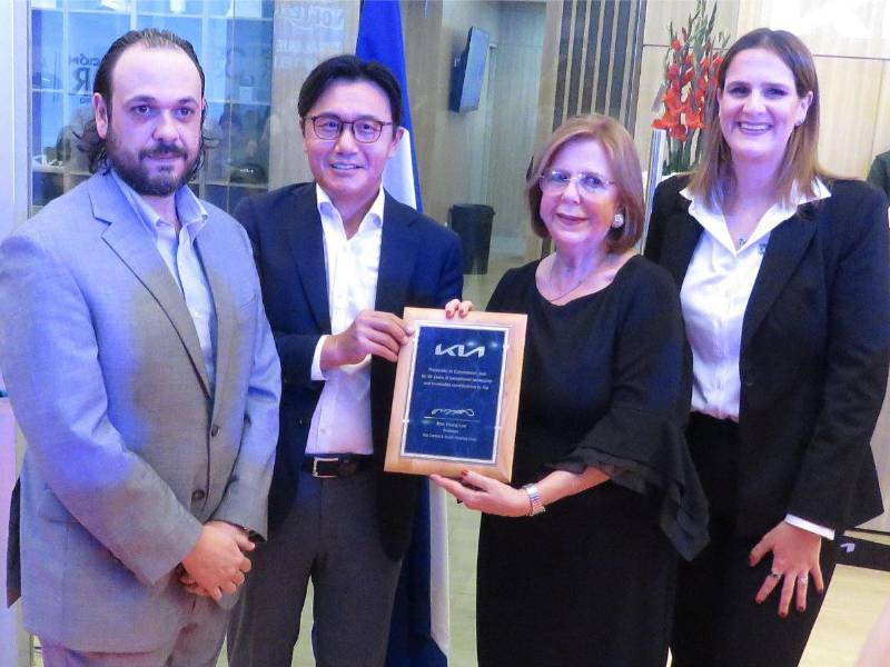 La familia de Corporación Jaar, altos ejecutivos de KIA, representantes del pueblo y gobierno de la República de Corea del Sur e Invitados especiales celebraron los 35 años de esta compañía hondureña.