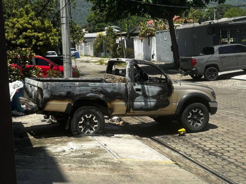 Así quedó el vehículo tras ser consumido por las llamas.
