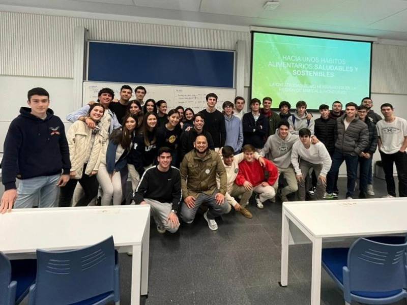 Alumnos de Maradiaga, luego de una ponencia.