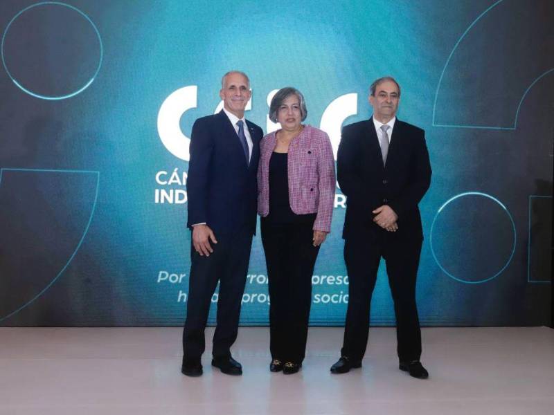 El presidente de Honduras, Nasry Asfura, junto a la presidenta del Cohep, Anabel Gallardo, y el presidente reelecto de la CCIC, Karim Qubain.