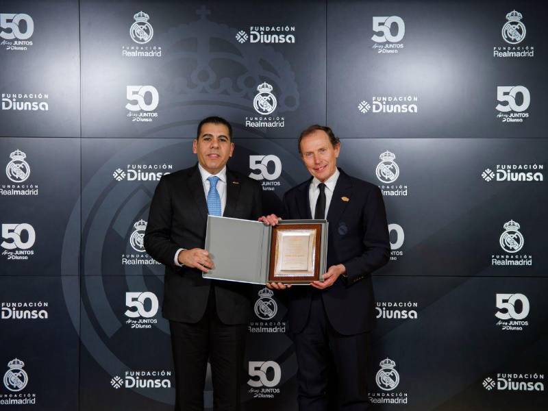Entrega de placa de reconocimiento a don Emilio Butragueño por parte de la Fundación Diunsa.