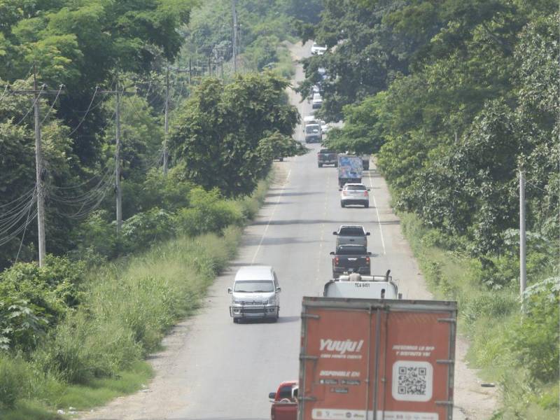 Dos carriles resultan insuficientes para el tráfico que se forma en la CA-4 a la altura de Cofradía, desde hace muchos años, pobladores piden que la carretera sea ampliada.
