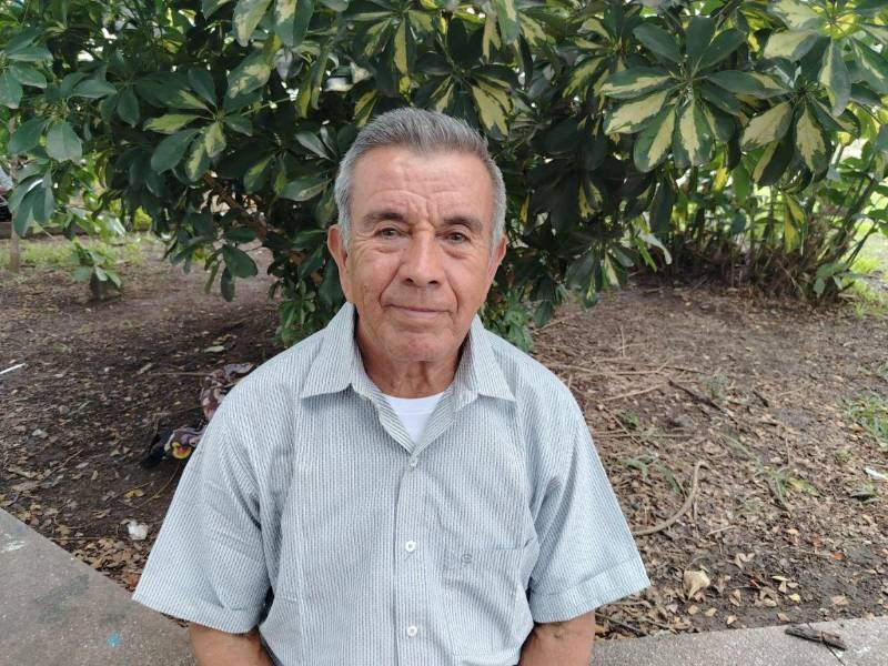 Chepito Reyes (de 73 años) recuerda que siendo niño, jugaba trompo, pelota y canicas bajo las enormes ramas del Anacahuite.