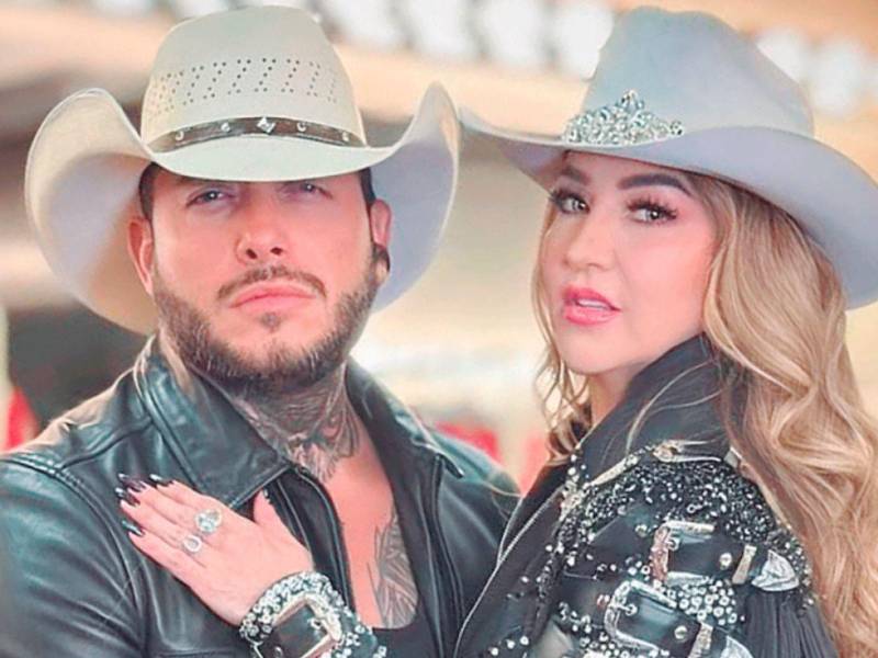 Alicia Villarreal y su ahora ex novio Cibad Hernández.