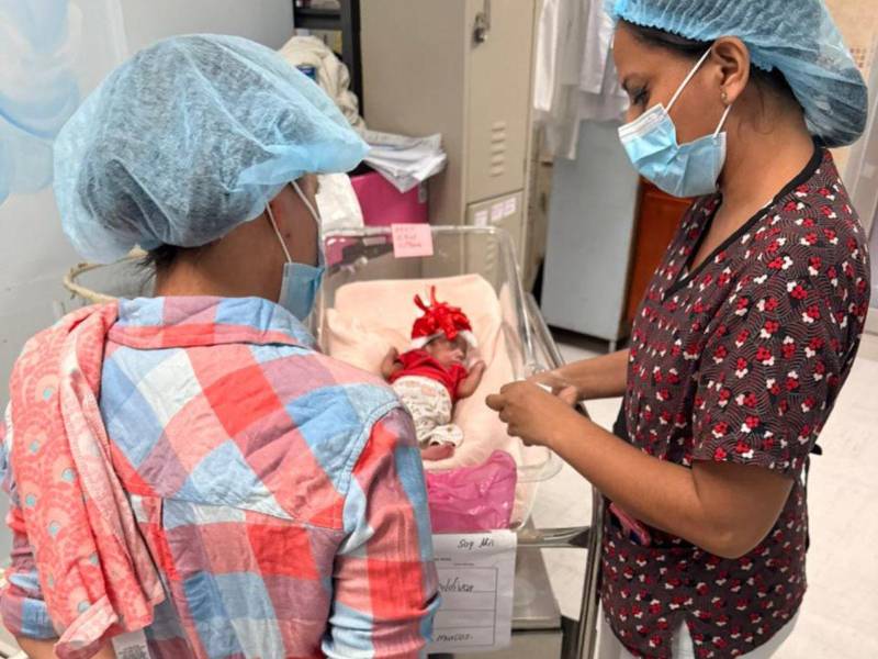 Reina Saldívar, madre de Laura Raquel, junto a su hija tras recibir el alta médica.