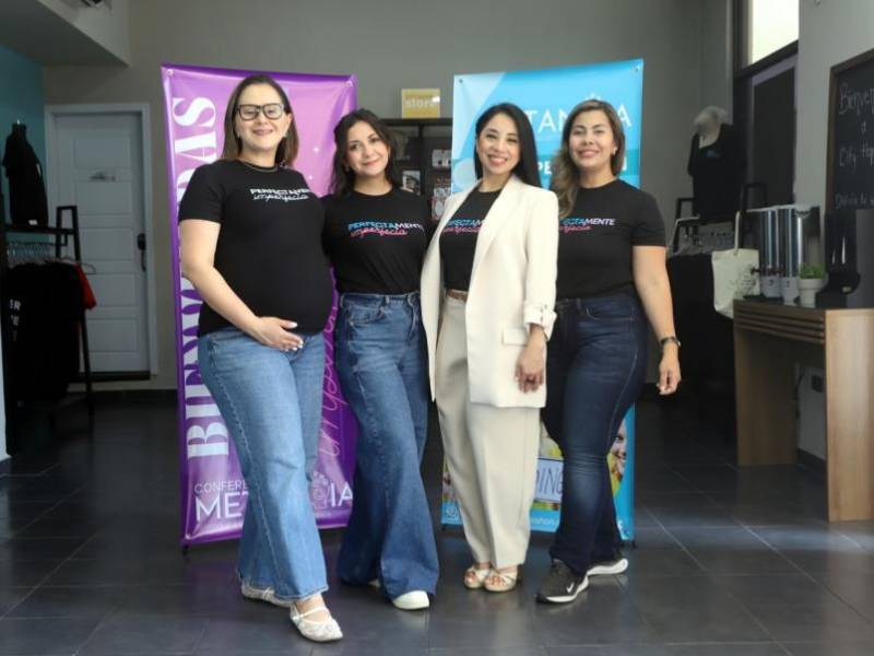 Blanca DaCosta, Rebeca Quiroz, Florencia Torres y Alejandra Torres, parte del equipo que colaboró en la conferencia.