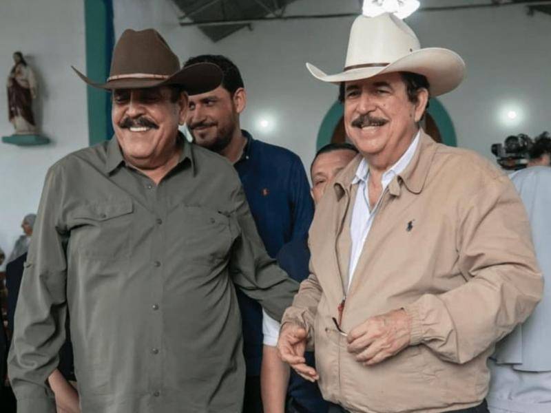 Carlos Zelaya tiene un cáncer que ha afectado otros órganos. Aquí junto al expresidente Manuel Zelaya.