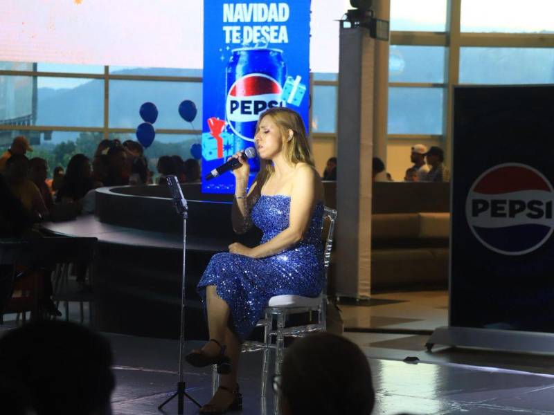 La música en vivo llenó de ritmo y alegría la tarde de encendido.