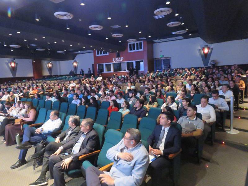 Stephen M.R. Covey imparte magistral conferencia en USAP sobre confianza e innovación