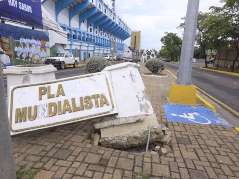 En este sitio ocurrió un accidente y las autoridades no han reparado el daño en un lugar a donde están llegando muchas cámaras por la época mundialista.