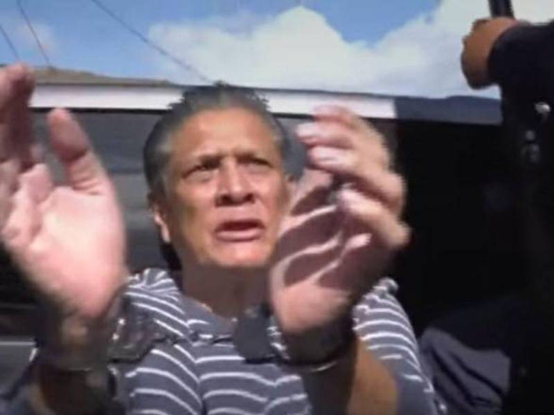 Momento en el que Esdras Amado López es llevado a la audiencia preliminar inicial.