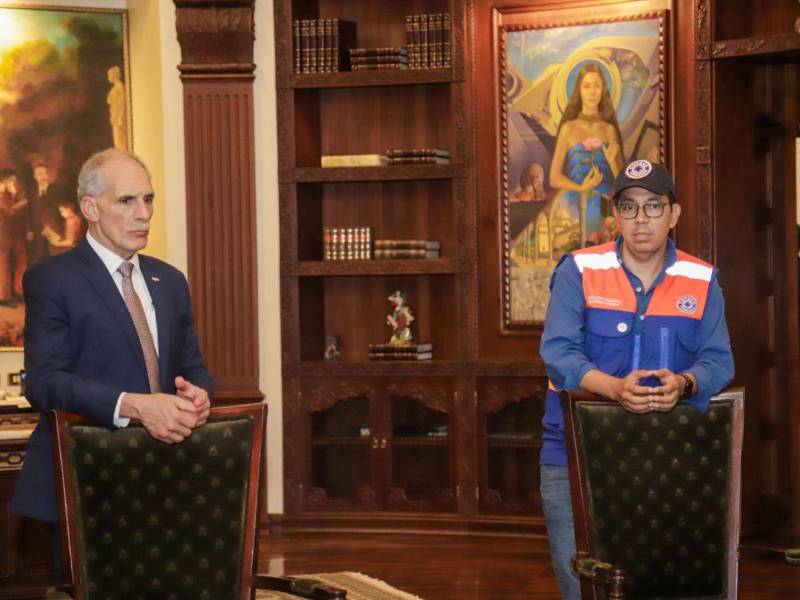 Nasry Asfurta, presidente de Honduras, y Reinaldo Sánchez, ministro de Copeco.