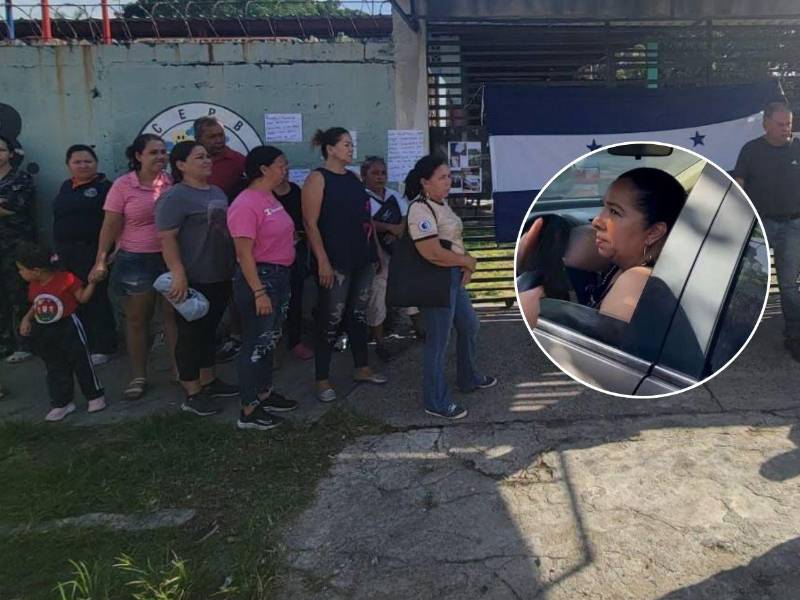 Padres de familia protestando frente al kínder Josefa Lastiri en el barrio Barandillas de San Pedro Sula.