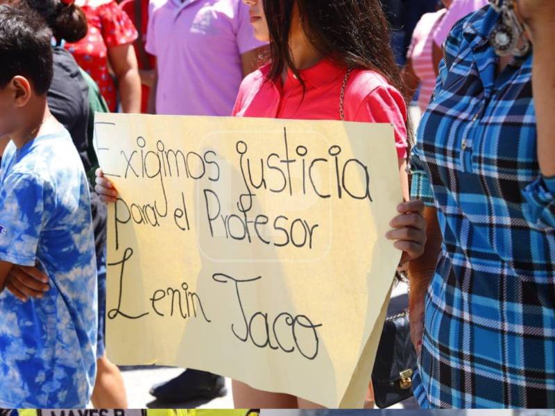 Estudiantes muestran su respaldo al docente Lenin Marel Jaco García.