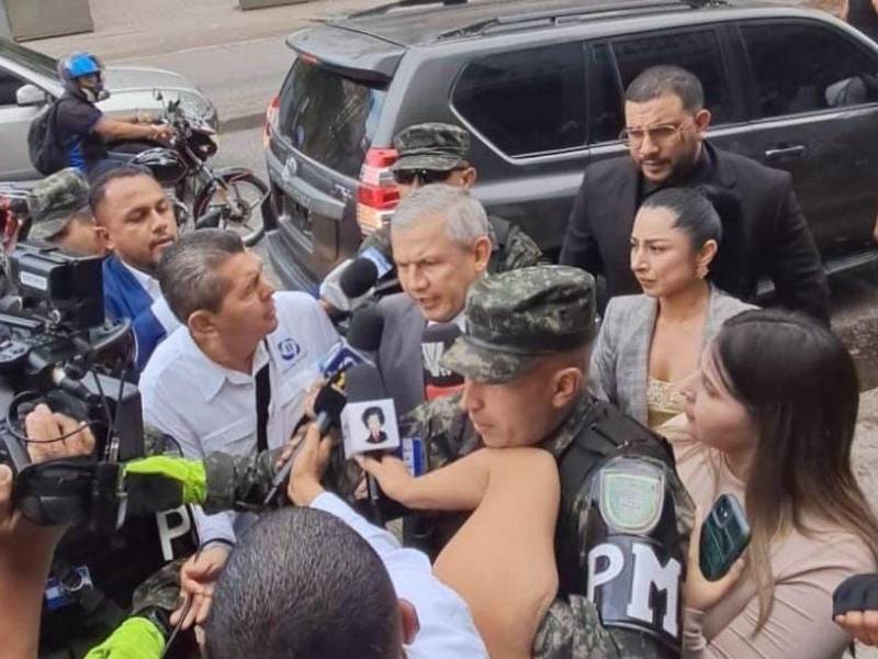 Roosevelt Hernández, exjefe del Estado Mayor Conjunto de las Fuerzas Armadas de Honduras, llegando a los Juzgados de Letras Penal en Tegucigalpa.