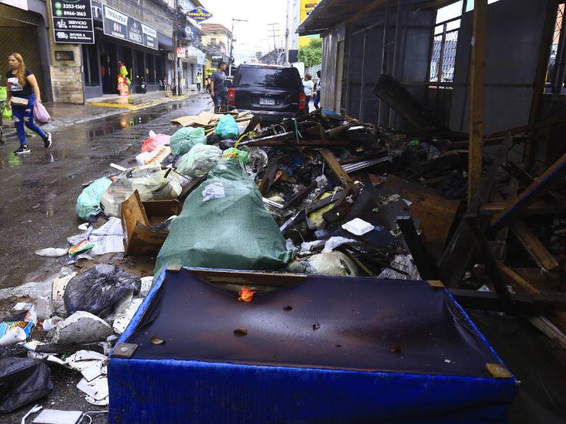 La cantidad de basura obstaculizando los drenajes genera problemas y las calles colapsan por la cantidad de agua.