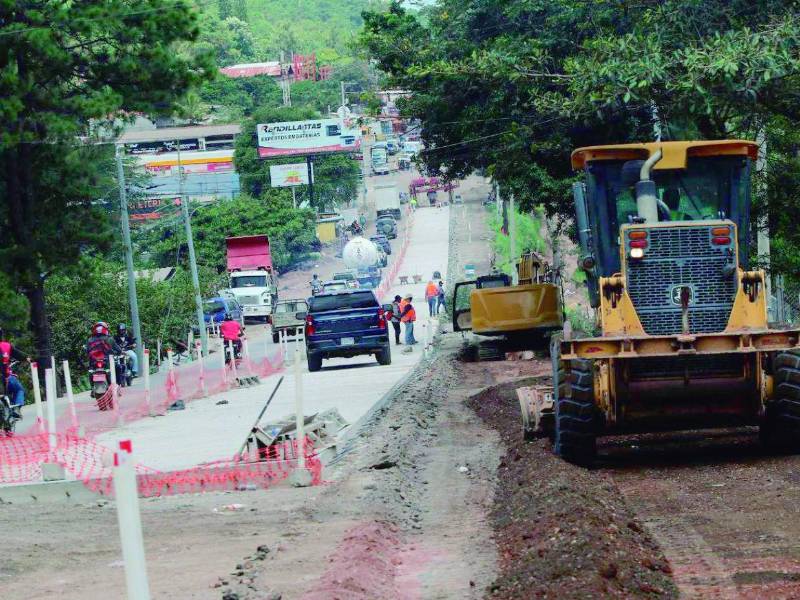 Maquinaria trabaja en la construcción de una carretera en Honduras.
