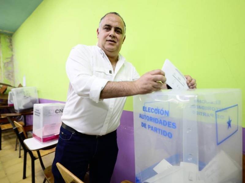 Armando Calidonio mientras ejercía su voto en la UNAH Cortés.