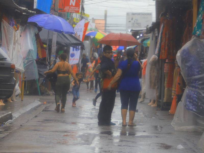 Los médicos recomiendan abrigarse sobre todo a las personas de la tercera edad y a los niños.
