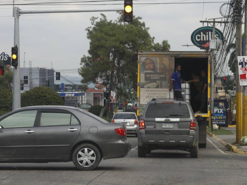 Las autoridades piden precaución a los conductores y respetar las señales viales.