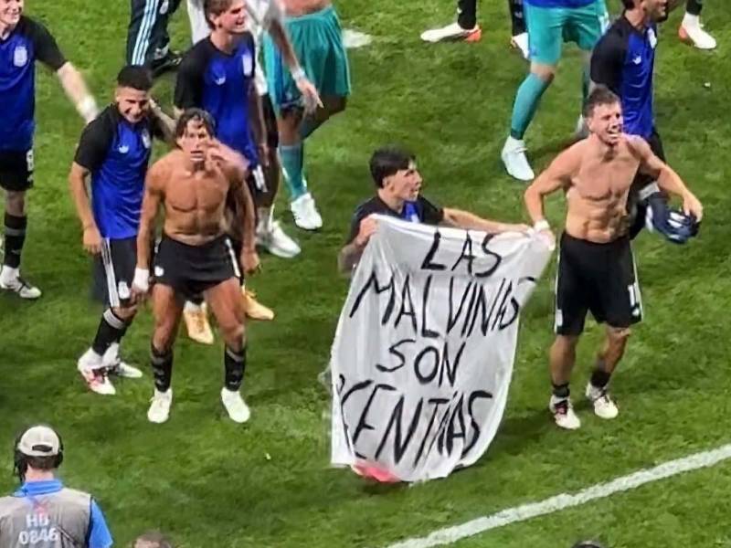 Varios de los jugadores, además, cantaron 'el que no salta es un inglés', un cántico que los hinchas argentinos siempre entonan en partidos, incluso, contra otras selecciones diferentes a la inglesa.