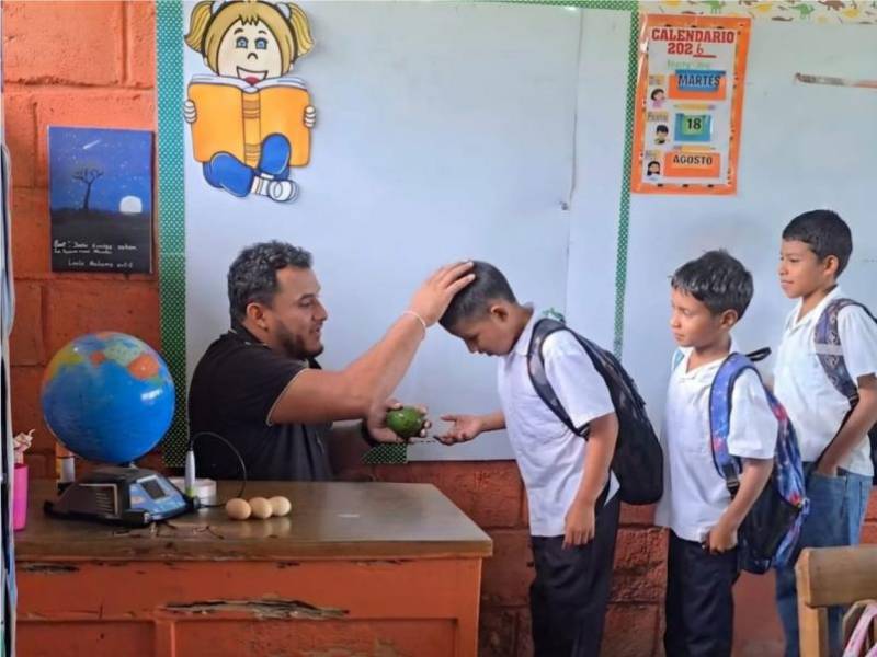 El maestro José Carlos Ochoa, el “Profe”, mantiene viva la tradición de saludar y recibir la bendición de Dios como lo hacían en su tiempo nuestros padres y abuelos.