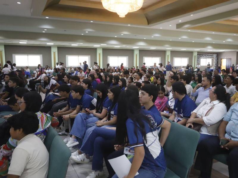 Estudiantes, docentes y padres de familia esperan resultados de las diferentes categorías que compitieron en la Feria Tecno-académica. Foto: Héctor Paz