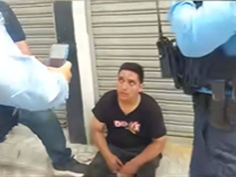 Según los denunciantes, el joven se acababa de robar un teléfono.