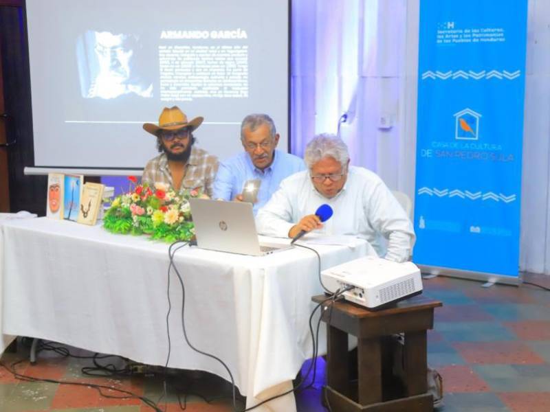 Héctor Flores el Chaco de la Pitoreta; Armando García y César Lazo durante la presentación de ambos ejemplares literarios.