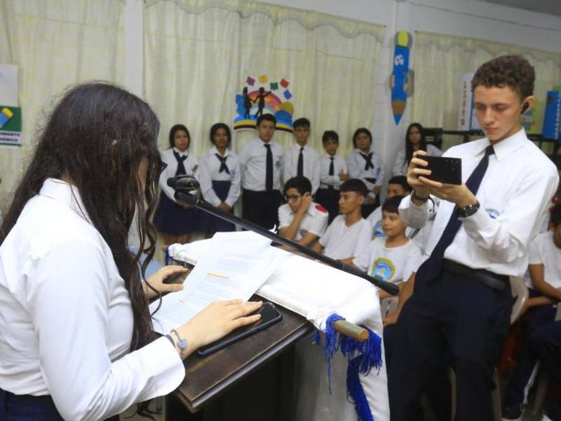 La alumna Cory Velásquez leyó las biografías de las periodistas homenajeadas.