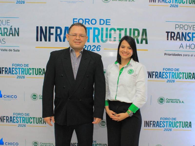 José Leónidas Zelaya junto a Beverly Rivera, ejecutivos de Cementos del Norte S.A. durante la conferencia de prensa.