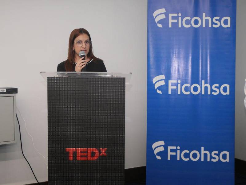 La representante de TEDx compartió un trasfondo y motivación detrás del evento, brindando un contexto más amplio.