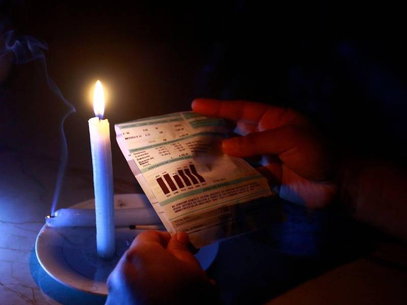 Los abonados aseguran estar cansados de los constantes apagones y del alto costo de la energía eléctrica.