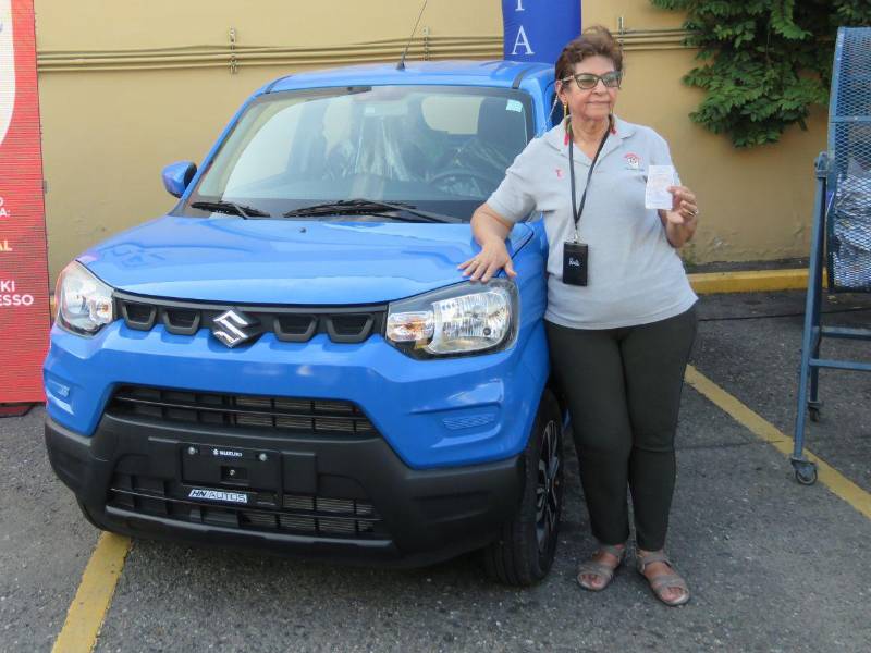 Doña María Antonia López fue una de las afortunadas ganadoras de uno de los Suzuki S-Presso.