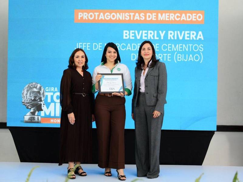 Beverly Rivera, gerente de Mercadeo, recibió el reconocimiento como protagonista de MKT.