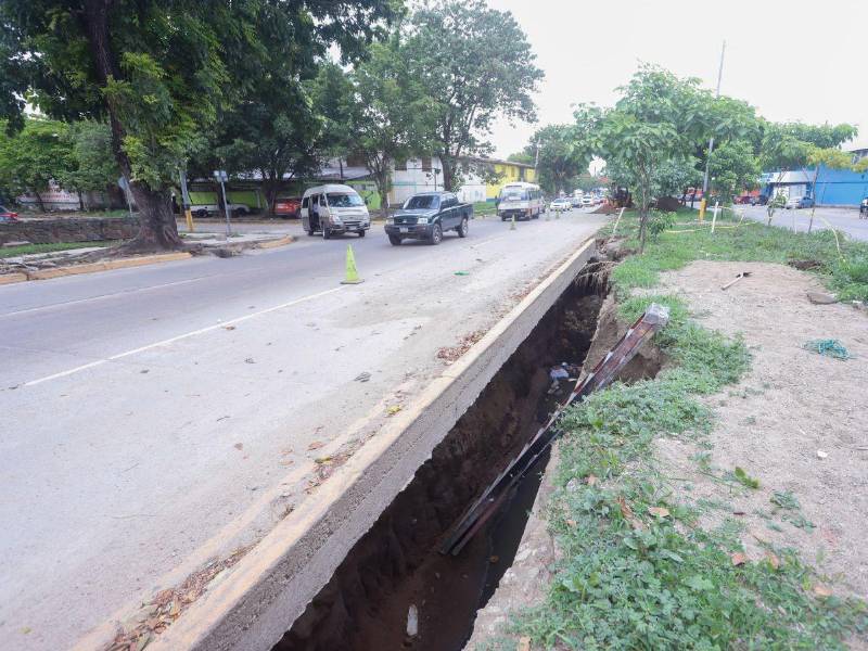 Socavon formado a una orilla del bulevar Juan Pablo Segundo.