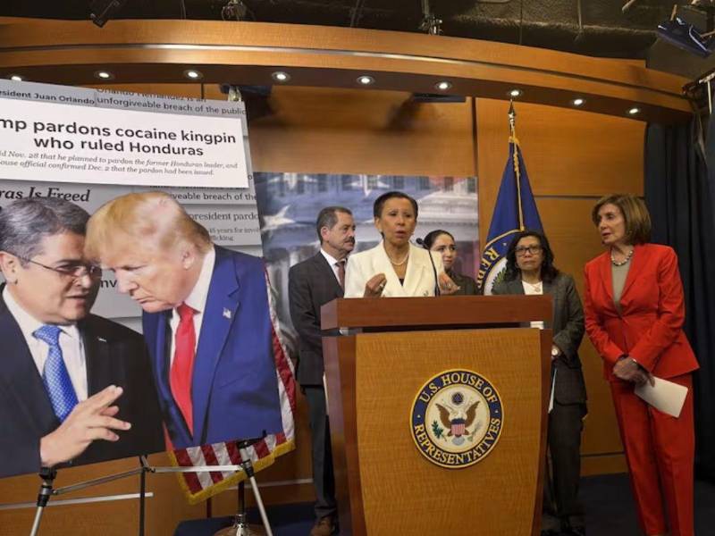 Un grupo de congresistas demócratas expresó este jueves su rechazo al indulto otorgado por el presidente Donald Trump al expresidente de Honduras, Juan Orlando Hernández, condenado en Estados Unidos a 45 años de prisión por narcotráfico.