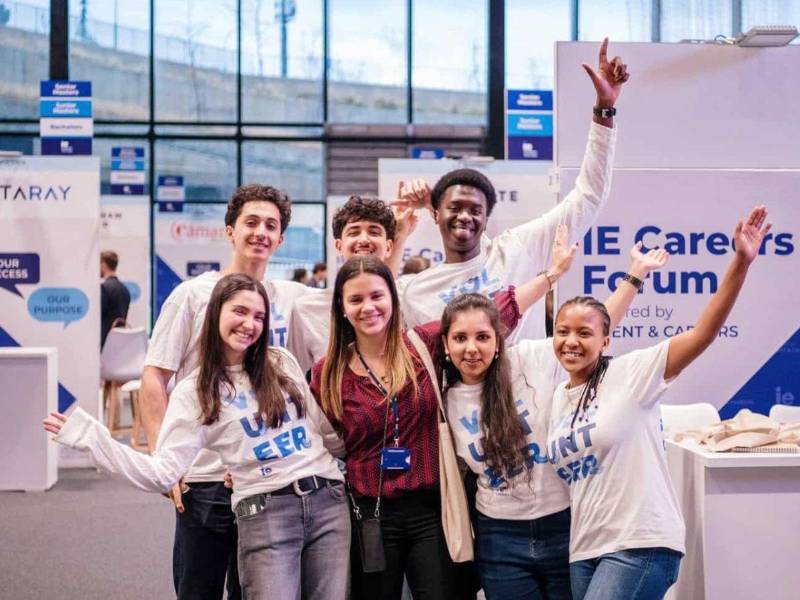 Se conceden un mínimo de 14 becas por año académico a mujeres con sólida trayectoria académica y profesional.