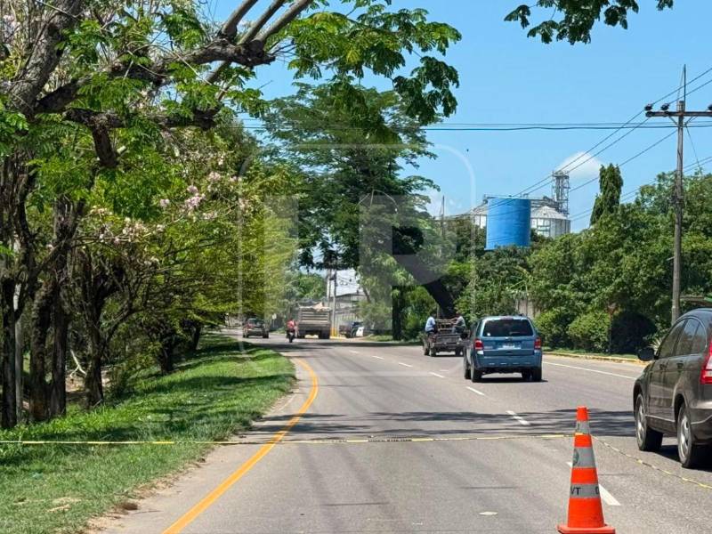 Según información brindada por las autoridades, la rastra habría invadido carril de circulación de la joven.