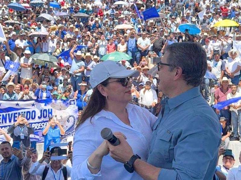 El expresidente Juan Orlando Hernández y la exprimera dama Ana García, en Lempira.
