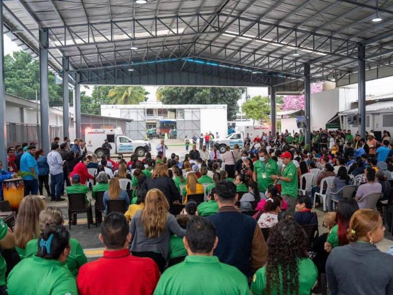 El área techada fue habilitada ayer en el macrodistrito de Las Palmas para que los pacientes esperen ser atendidos en mejores condiciones.