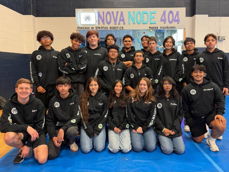 El equipo de robótica de Porter High School durante la competencia regional en Houston, donde obtuvieron el segundo lugar.