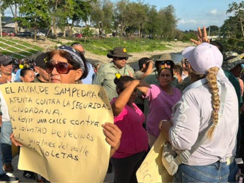 Los pobladores de Jardines del Valle y Violeta llegaron a protestar y buscaban reunirse con el alcalde, pero no los dejaron pasar al lugar de la inauguración.